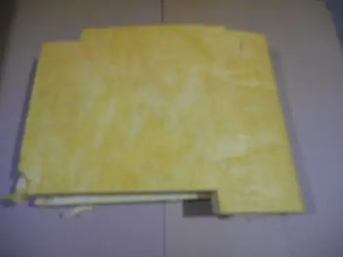 Gelbes Isoliermaterial mit einer flachen Oberfläche, das für die Isolierung von Kesselkörpern verwendet wird. Produktionsmarke ist Remeha.
